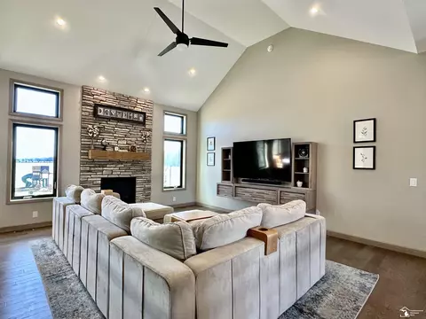 Living - 10430 Jackman, Temperance, MI 48182 photo 2 of 6