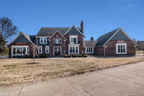 9150 Circle Lk, Grand Blanc, MI 48439