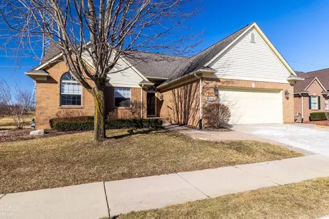 8391 Prestwick Ln, Washington, MI 48095