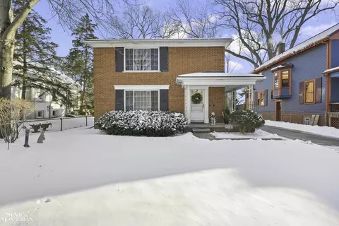 386 Saint Clair, Grosse Pointe, MI 48230