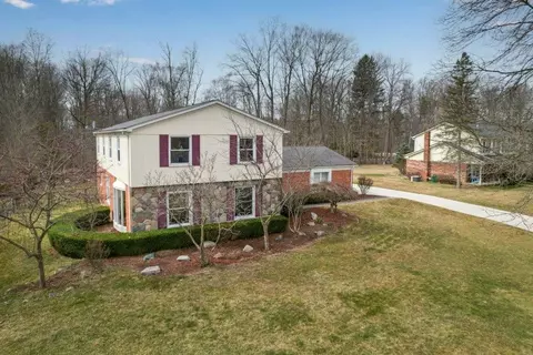 32867 Bassett Woods, Beverly Hills, MI 48025