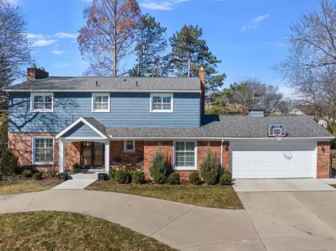 919 Ballantyne, Grosse Pointe Shores, MI 48236
