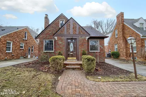1333 Roslyn, Grosse Pointe Woods, MI 48236
