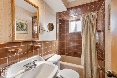 Bath - 161 Stephens, Grosse Pointe Farms, MI 48236 photo 3 of 4