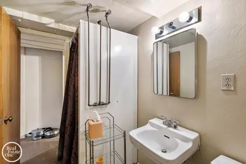 Bath - 161 Stephens, Grosse Pointe Farms, MI 48236 photo 4 of 4