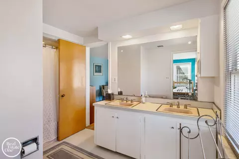 Bath - 161 Stephens, Grosse Pointe Farms, MI 48236 photo 2 of 4
