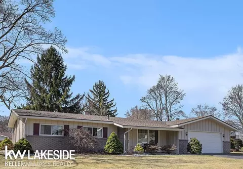 8996 Carriage Hl, Utica, MI 48317