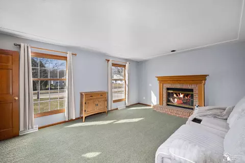 Living - 1100 Donnalee, Monroe, MI 48162 photo 2 of 2