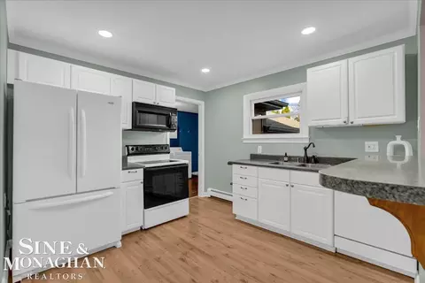 Kitchen - 422 Edgewater, Algonac, MI 48001 photo 3 of 4