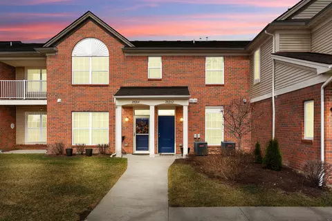 28262 S Pointe, Chesterfield, MI 48051