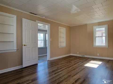 Living - 3224 Glendale, Monroe, MI 48162 photo 2 of 4