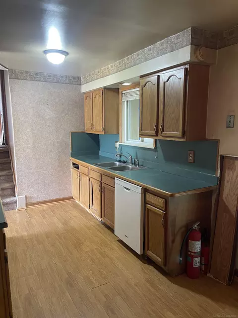 28046 Leroy, Romulus, MI 48174 photo 3