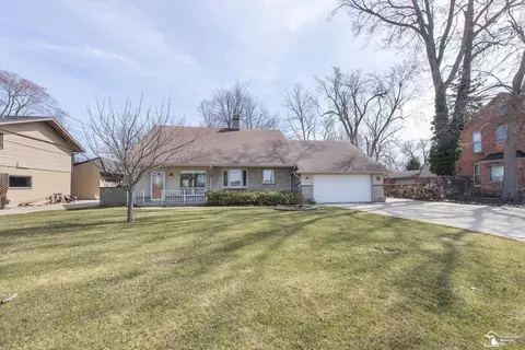 26621 W W Riv, Grosse Ile, MI 48138