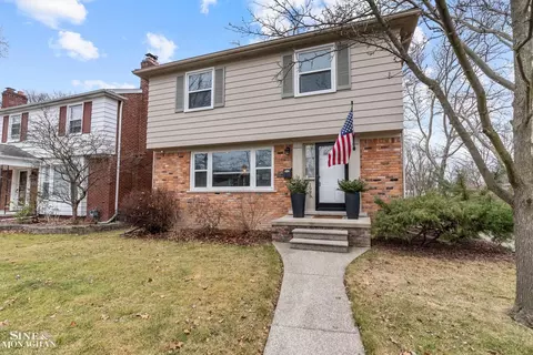 1995 Littlestone, Grosse Pointe Woods, MI 48236