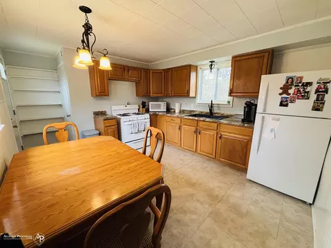 Kitchen - 12142 Davison, Davison, MI 48423 photo 2 of 2