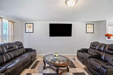 Living - 3157 Coventry, Flushing, MI 48433 photo 5 of 5