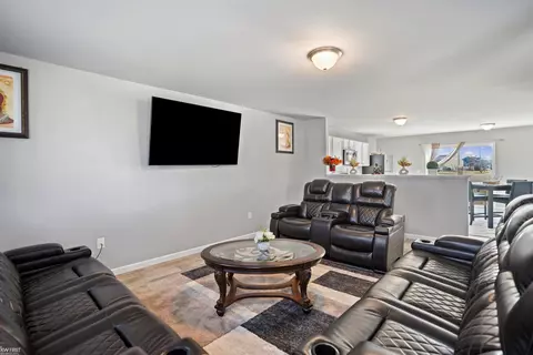 Living - 3157 Coventry, Flushing, MI 48433 photo 4 of 5