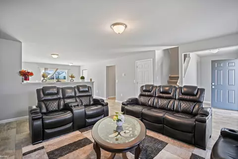 Living - 3157 Coventry, Flushing, MI 48433 photo 3 of 5