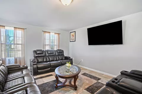 Living - 3157 Coventry, Flushing, MI 48433 photo 2 of 5