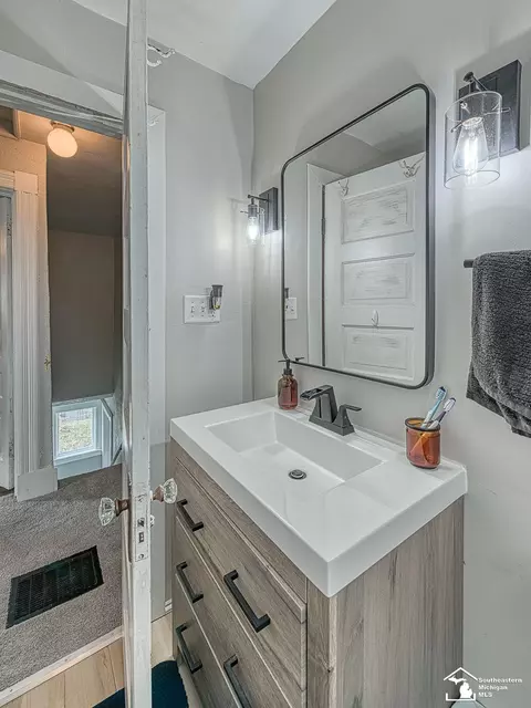 Bath - 12865 Matthews, Carleton, MI 48117 photo 1 of 3