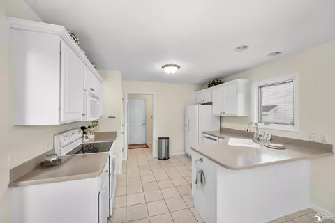 Kitchen - 2172 Delaware, Temperance, MI 48182 photo 2 of 3