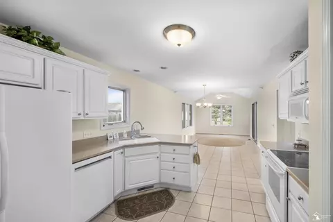 Kitchen - 2172 Delaware, Temperance, MI 48182 photo 3 of 3