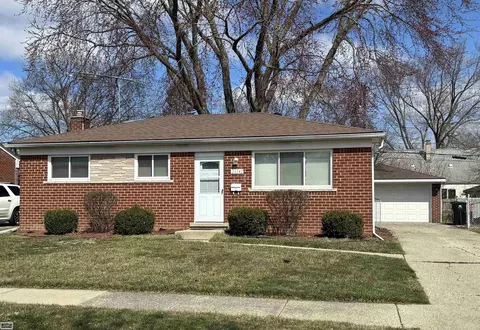 26141 La Salle, Roseville, MI 48066