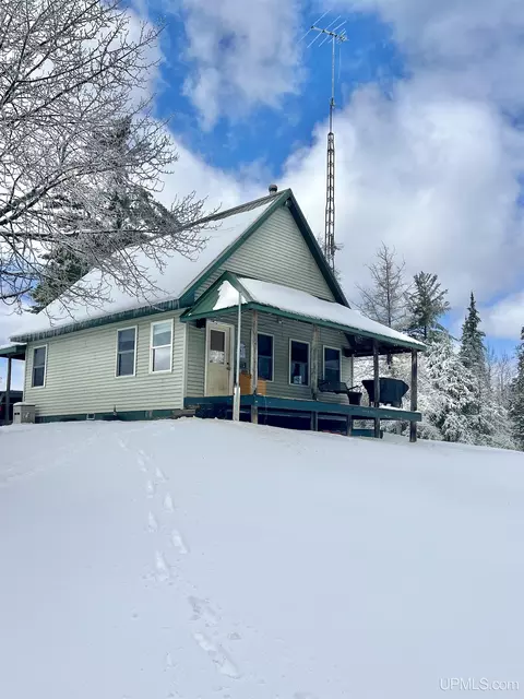 412 Cedardale 28th Rd, Cornell, MI 49818