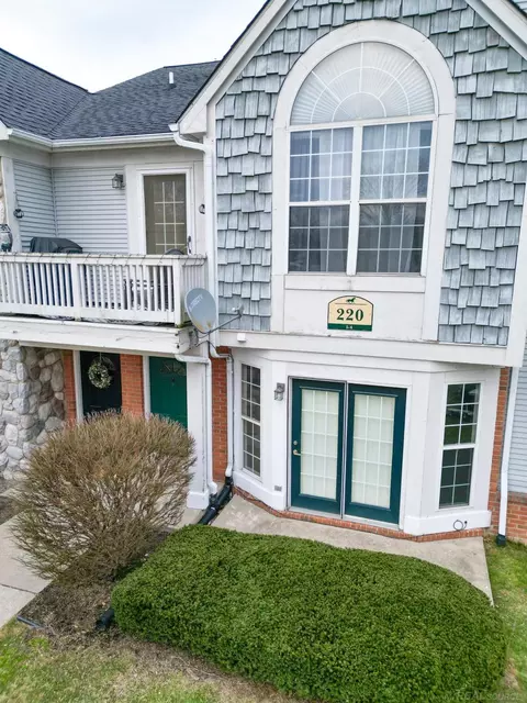 220 Oakbrooke #2, South Lyon, MI 48178