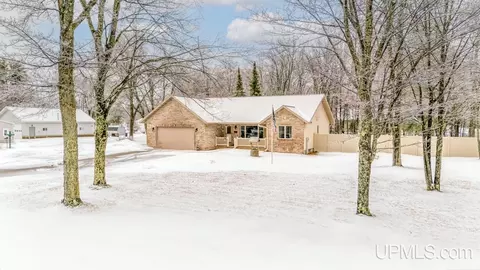 5175 18th, Escanaba, MI 49829 photo 2