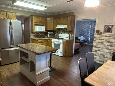Kitchen - 9405 Crabb, Temperance, MI 48182 photo 1 of 4