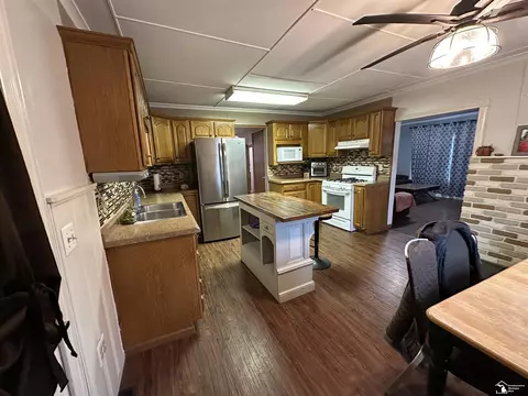 Kitchen - 9405 Crabb, Temperance, MI 48182 photo 3 of 4