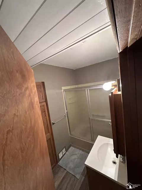 Bath - 9405 Crabb, Temperance, MI 48182 photo 2 of 4