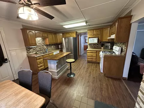 Kitchen - 9405 Crabb, Temperance, MI 48182 photo 2 of 4