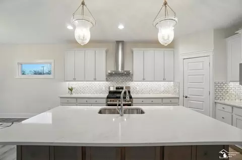 Kitchen - 300 Central Park Blvd, Monroe, MI 48162 photo 2 of 10