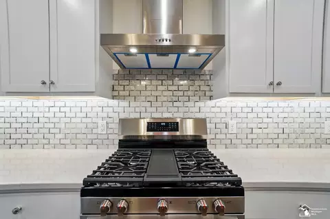 Kitchen - 300 Central Park Blvd, Monroe, MI 48162 photo 9 of 10