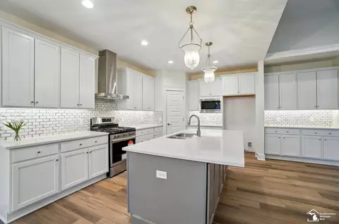 Kitchen - 300 Central Park Blvd, Monroe, MI 48162 photo 5 of 10