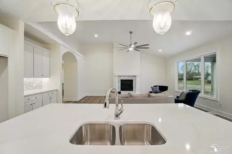 Kitchen - 300 Central Park Blvd, Monroe, MI 48162 photo 8 of 10