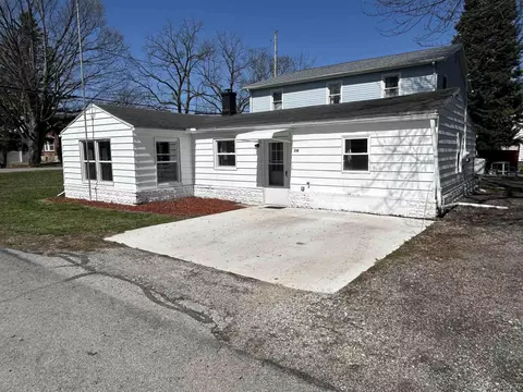 719 S S Ln, Blissfield, MI 49228