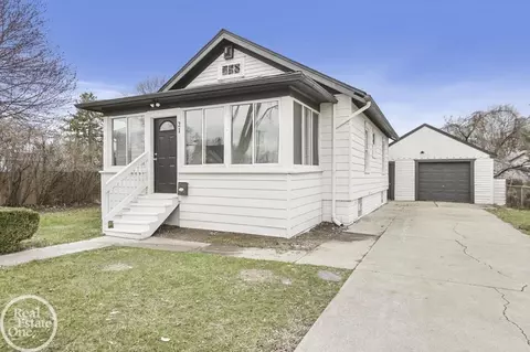 21 Fessenden, Mount Clemens, MI 48043