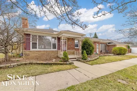 21102 Kenmore, Harper Woods, MI 48225