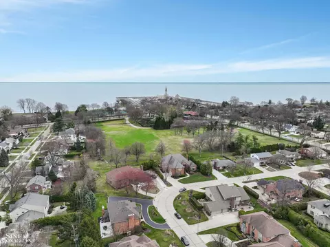 40 Regal, Grosse Pointe Shores, MI 48236 photo 2