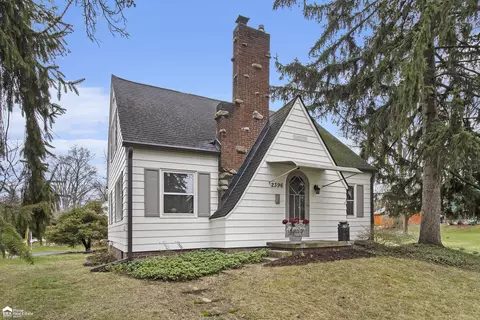2396 Montroyal, Waterford, MI 48328