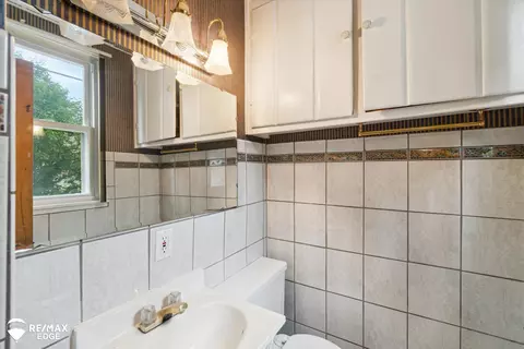 Bath - 514 Chalmers, Flint, MI 48503 photo 3 of 4