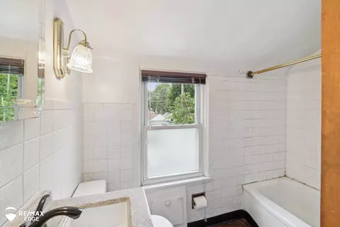 Bath - 514 Chalmers, Flint, MI 48503 photo 1 of 4