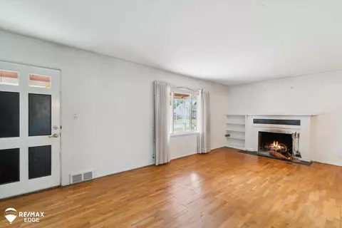 Living - 514 Chalmers, Flint, MI 48503 photo 2 of 8