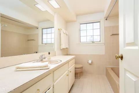 Bath - 703 Pear Tree, Grosse Pointe Woods, MI 48236 photo 3 of 4