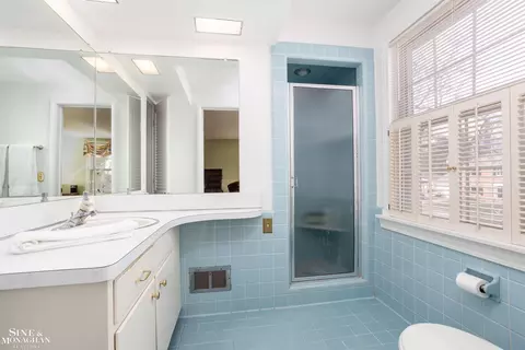 Bath - 703 Pear Tree, Grosse Pointe Woods, MI 48236 photo 2 of 4