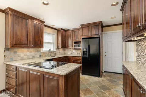 Kitchen - 703 Pear Tree, Grosse Pointe Woods, MI 48236 photo 2 of 4