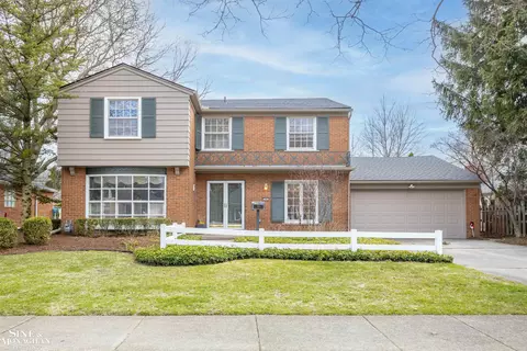 703 Pear Tree, Grosse Pointe Woods, MI 48236